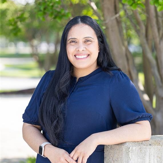 1025550-Pauline-Roa-Headshot-3-1